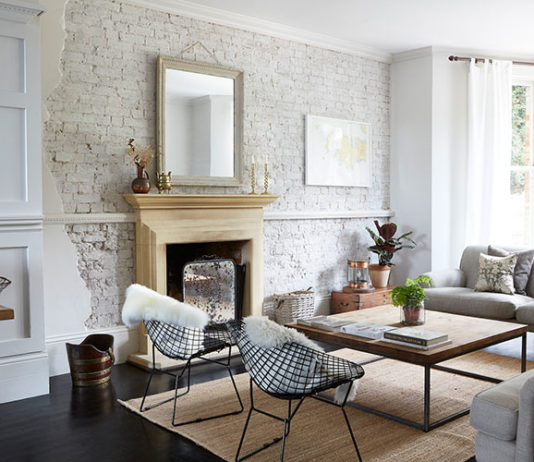 Glazed roof, black library and a porch: spacious house London