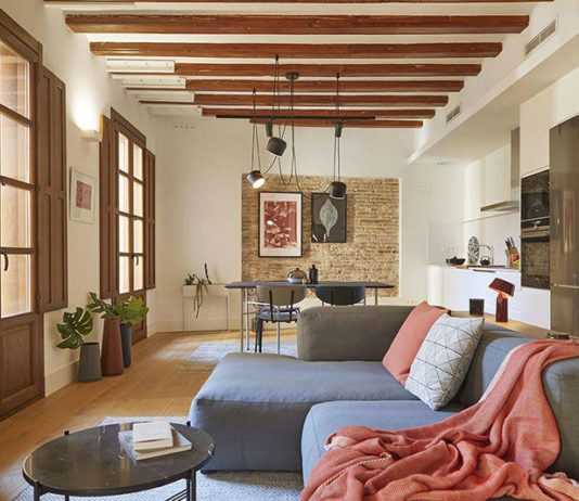 Spanish interior design at its best: updated apartment in Barcelona